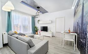 Self Check In 24H, Simple And Modern, 2 Rooms, Fast Wifi, Parking, Air Conditioning, Free Cancelation, Traveller Award